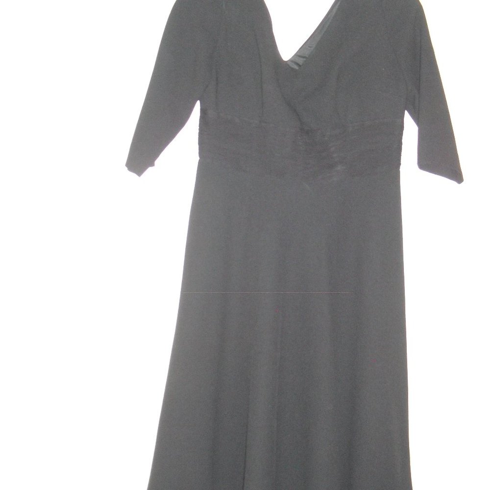Maggy London V neck Black Dress - Gathered waist - 3/4 Sleeve - Size 6
